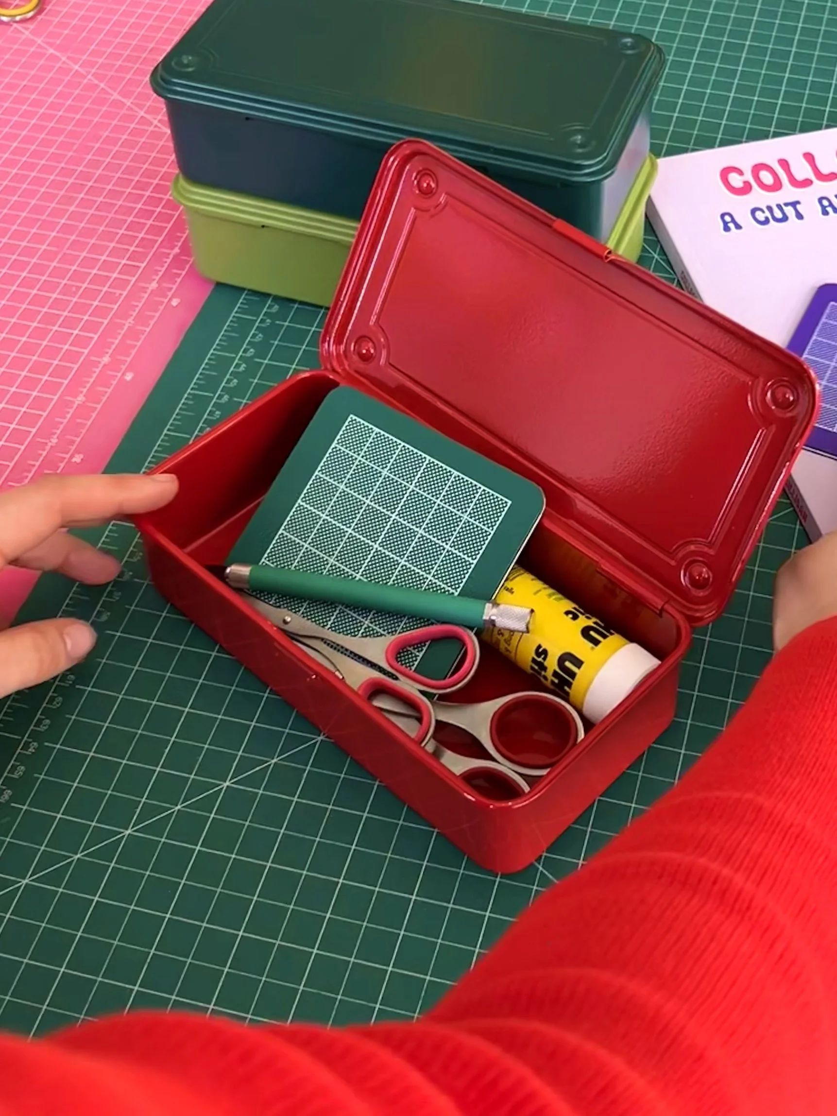 Collage art supplies & gifts | TOYO Toolbox T-190 - Fire Engine Red